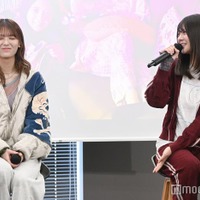 記者会見に出席した岩本蓮加、冨里奈央（C）モデルプレス
