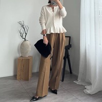 シンプルだけど華やか。大人のフリルは「ニット」で取り入れると、こなれます【40代の毎日コーデ】