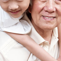 忘れっぽい70代の祖父…すると孫が”とあるお土産”を持ってきて⇒祖父「こんなの孫しかくれない」家族全員が爆笑