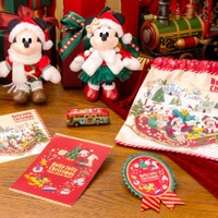 ぬいぐるみバッジ各2,800円、きんちゃく900円、ワッペンアクセサリー1,000円、ポストカードセット600円、ディズニー・ビークル・コレクション〈トミカ〉1,700円(C)Disney
