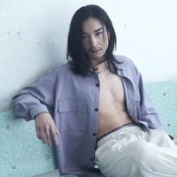 宮澤佑、引き締まった肉体がチラリ！“ありのままの存在感”で魅せた初の写真集が重版決定