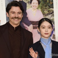 トミー・バストウ、高石あかり（C）モデルプレス
