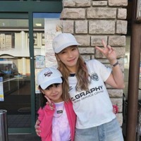 川栄李奈、“シングルマザー”演じる新ドラマのオフSHOTを公開「派手な親子」