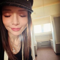 「まじ毛穴どこ」浜崎あゆみ、瞼を閉じた美肌SHOTに反響「幸せそうな笑みがたまらない」