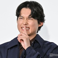 クスクス笑う観客に向かって“しーっ”のポーズをしていた松村北斗（C）モデルプレス