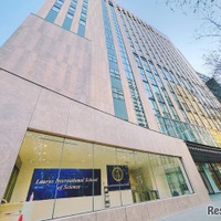 港区芝にある初等部から中高等部が入る建物外観