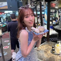 譜久村聖、ほっそり美脚がチラリ！母との金沢旅の思い出SHOTに反響「お嬢様の優雅な休日」「どこにいてもお美しい」