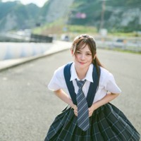 AKB48伊藤百花、圧倒的な“美少女感”あふれる制服SHOTを披露！鎌倉を舞台に自然体の魅力が光る