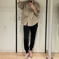 やわらか素材で即高見え！とろみシャツで魅せる、骨格を拾わない大人の着こなし【40代の毎日コーデ】