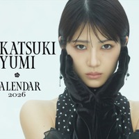 卓上カレンダー「若月佑美デビュー15周年記念カレンダー2026」より(提供写真)