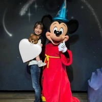 真野恵里菜、1歳3ヶ月の子供との“2人ディズニー”SHOTに反響「素敵な親子タイム」「全てが尊すぎ」