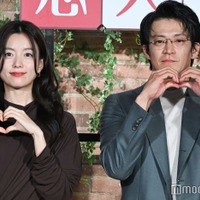 ハートでポーズを決めるハン・ヒョジュ、小栗旬(C)モデルプレス