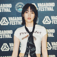 のん、ほっそりお腹がチラリ！ロックなフェス衣装SHOTに「カッコよすぎ～」「オシャレ」の声