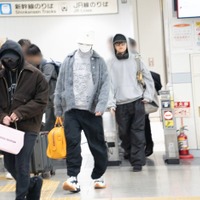 名古屋駅に到着したMrs. GREEN APPLE(独占カット)