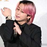 新コレクションをうっとり眺める佐久間大介(C)モデルプレス