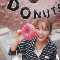 宇野実彩子、顔より大きい！？ドーナツを持った笑顔SHOTにファン悶絶「可愛さが爆発」「めっちゃ小顔」