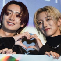 ハートポーズを作る冨田侑暉、NAOYA(C)モデルプレス