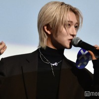 湊及びRYUKIのバッグの持ち方を再現したNAOYA(C)モデルプレス