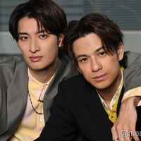 モデルプレスのインタビューに応じた向井康二、森崎ウィン(C)モデルプレス