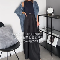 カジュアルと上品を両立。大人にちょうどいい、「てろっと質感デニムシャツ」スタイル【40代の毎日コーデ】