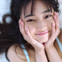 声優・矢野妃菜喜、ヘルシーな肌見せ姿でニッコリ！沖縄を舞台にした1st写真集で開く“新たな扉”