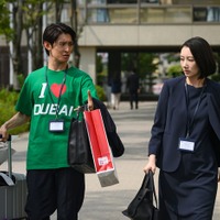 向井康二、波瑠「フェイクマミー」第4話(C)TBS