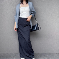 グレーデニムもやわらか素材ならレディライク。×黒スカートでつくる大人の抜け感カジュアル【40代の毎日コーデ】