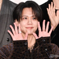 手を振る藤牧京介（C）モデルプレス