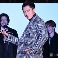 クールなランウェイを披露した岩本照を嬉しそうに見守るラウール、自身のランウェイを控え緊張した様子の渡辺翔太（C）モデルプレス