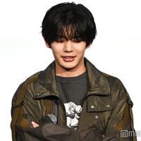 腕を組みながら「究極の選択」に悩みはじめたが、悩んでいる内容が「最初のポケモン」だった長尾謙杜（C）モデルプレス