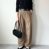 【ユニクロ・GU】で大成功。ワントーンに「ひとクセ」効かせた洗練スタイル【40代の毎日コーデ】