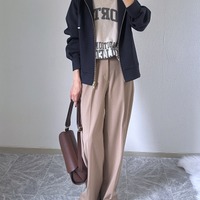 大人のパーカースタイル。上品見えのコツは、ハリ感のあるダンボール素材【40代の毎日コーデ】