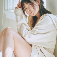 声優・小日向美香、ほっそり美太ももが眩しいお座りSHOT披露！念願の1st写真集でアニメの聖地を巡る