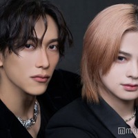 モデルプレスのインタビューに応じた池崎理人、松田迅（C）モデルプレス