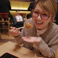 宇野実彩子、たこ焼きを堪能する笑顔SHOTに反響「可愛すぎる」「ママに見えないくらい綺麗」