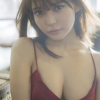 似鳥沙也加、美バストが眩しいキャミソールSHOTに釘付け!“体温と湿度”が伝わる最新作を2冊同時発売