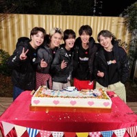 M!LK結成11周年!佐野勇斗、メンバーとの笑顔SHOTに「エモエモの写真」「これからも仲良しな5人でいてね」