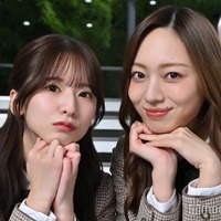 モデルプレスのインタビューに応じた菅原咲月、梅澤美波（C）モデルプレス