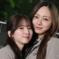 モデルプレスのインタビューに応じた菅原咲月、梅澤美波（C）モデルプレス