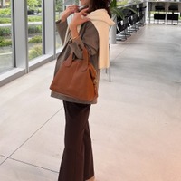 【ユニクロ】カシミヤタッチニットで魅せる!旬のブラウンを効かせた洗練肩掛けテク【40代の毎日コーデ】