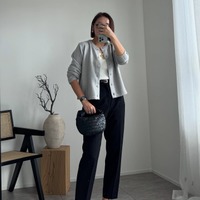 程よい厚みとグレージュカラーが今年っぽい。カーデが主役の洗練スタイル【40代の毎日コーデ】