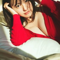 磯山さやか、カーディガンから魅惑の美谷間がチラリ!白い素肌が輝くナチュラルSHOT披露