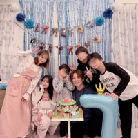 辻希美、家族7人でパシャリ!三男の7歳バースデーを盛大に祝福「仲良しのお友達を呼んで誕生日会」