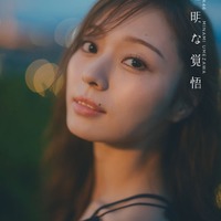 梅澤美波 2nd写真集「透明な覚悟」通常版カバー／撮影：東京祐