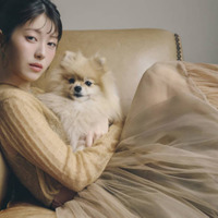 浜辺美波、愛犬たちとのモードなカットを披露!「わんこと巡る1年」コンセプトのカレンダー発売決定
