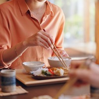 お育ちがバレます。「割り箸のお作法は?」年末年始の食事会で、覚えておきたいテーブルマナー