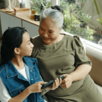 90歳のばぁばと遊ぶ孫娘 おままごとが終わると手を差し伸べ⇒まさかの行動に「これが本当の幸せ」