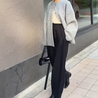 二枚目カーデを選ぶなら、遊び心をプラスして。配色カーディガンで作る大人のコーディネート 【40代の毎日コーデ】