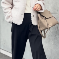 白のふわもこ素材を大人が着るなら……。 きれいな雰囲気をキープした冬らしいジャケットコーデ術【40代の毎日コーデ】