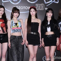 LE SSERAFIM／ （左から）HUH YUNJIN（ホ・ユンジン）、KIM CHAEWON（キム・チェウォン）、KAZUHA（カズハ）、SAKURA（サクラ）、HONG EUNCHAE（ホン・ウンチェ）（C）モデルプレス